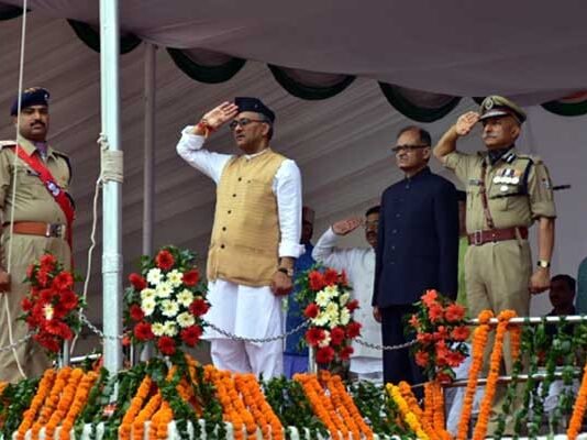 परेड ग्राउंड में तिरंगा फहराने के बाद मुख्यमंत्री ने कई घोषणायें cm-trivendra-flag-hoisting