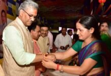 महिलाओं ने मुख्यमंत्री त्रिवेन्द्र रावत की कलाई में बांधा रक्षा सूत्र महिलाओं ने मुख्यमंत्री की कलाई में बांधा रक्षा सूत्र