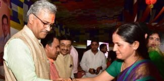 महिलाओं ने मुख्यमंत्री त्रिवेन्द्र रावत की कलाई में बांधा रक्षा सूत्र महिलाओं ने मुख्यमंत्री की कलाई में बांधा रक्षा सूत्र