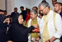 उतराखंड: प्रदेश की महिलाओं ने मुख्यमंत्री की कलाई में बांधी राखी cm-trivendra-rakshabandhan