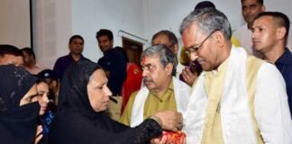 उतराखंड: प्रदेश की महिलाओं ने मुख्यमंत्री की कलाई में बांधी राखी cm-trivendra-rakshabandhan