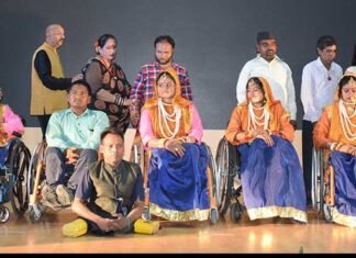जीना इसी का नाम है….उत्तराखंड के दिव्यांग कलाकारों के संघर्ष, जुनून और लगन को देखकर दर्शक बोले