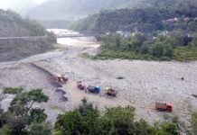 सतपुली नयार नदी में जेसीबी मशीन से खुलेआम चल रहा खनन mining-in-the-Satpuli-Nayar