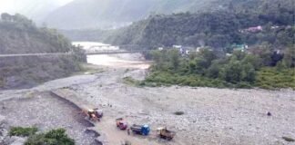 सतपुली नयार नदी में जेसीबी मशीन से खुलेआम चल रहा खनन mining-in-the-Satpuli-Nayar