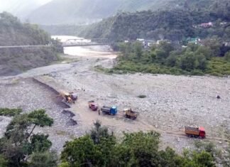 सतपुली नयार नदी में जेसीबी मशीन से खुलेआम चल रहा खनन mining-in-the-Satpuli-Nayar