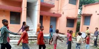 अनोखी पहल: इस बार स्वतंत्रता दिवस की परेड में खानाबदोश बच्चे भी नजर आयेंगे तिरंगे के साथ slum-children-prade-in-srinagar