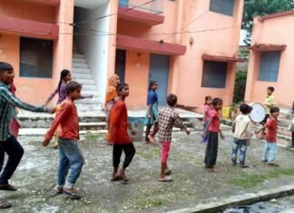 अनोखी पहल: इस बार स्वतंत्रता दिवस की परेड में खानाबदोश बच्चे भी नजर आयेंगे तिरंगे के साथ slum-children-prade-in-srinagar