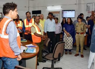 आपदा ग्रस्त क्षेत्रों का जायजा लेने के बाद मुख्यमंत्री ने किया आपदा प्रबन्धन केन्द्र का निरीक्षण, सतर्कता बरतने के दिए निर्देश uttarkashi-disaster