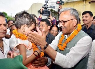 उत्तराखंड में “कुपोषण मुक्ति हेतु गोद अभियान”: गोद ली गई बच्ची योगिता के घर पहुंचे सीएम त्रिवेन्द्र कुपोषण मुक्ति हेतु गोद अभियान