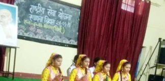 रोगियों को फल वितरित कर मनाया एनएसएस स्थापना दिवस NSS Foundation Day celebrated