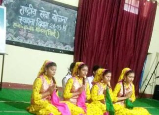 रोगियों को फल वितरित कर मनाया एनएसएस स्थापना दिवस NSS Foundation Day celebrated
