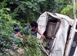 ऋषिकेश-श्रीनगर राजमार्ग पर खाई में गिरा वाहन, 2 की मौत, 8 घायल Vehicle-fell-into-ditch