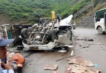 उत्तराखंड: बदरीनाथ हाईवे में टैंपो ट्रैवलर पर पत्थर गिरने से पांच तीर्थयात्रियों की मौत badrinath-highway-accident