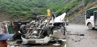 उत्तराखंड: बदरीनाथ हाईवे में टैंपो ट्रैवलर पर पत्थर गिरने से पांच तीर्थयात्रियों की मौत badrinath-highway-accident