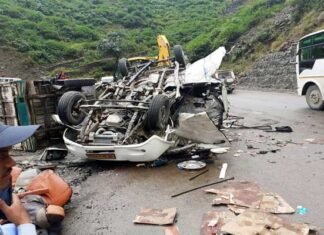 उत्तराखंड: बदरीनाथ हाईवे में टैंपो ट्रैवलर पर पत्थर गिरने से पांच तीर्थयात्रियों की मौत badrinath-highway-accident