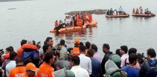 61 लोगों को ले जा रही नाव नदी में पलटी, 11 की मौत boat-capsized-in-Godavari-river