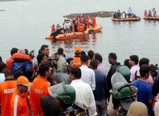 61 लोगों को ले जा रही नाव नदी में पलटी, 11 की मौत boat-capsized-in-Godavari-river