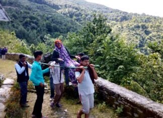 पंचायत चुनाव: कल्जीखाल ब्लॉक में 101 साल की वृद्धा ने किया मतदान, दिल्ली/एनसीआर से बड़ी संख्या में पहुंचे प्रवासी 101-year-old-woman-voted-in panchayat election