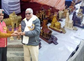 प्रेम सती की हस्तकला में अनूठी जादूगरी, चीड़ की छाल, किल्मोड़ा की जड़ से बनाए देश के विभिन्न मंदिरों के मॉडल prem sati handicraft man