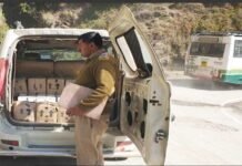 पंचायत चुनाव ड्यूटी में लगी निर्वाचन विभाग की गाड़ी में 3 पेटी शराब पकड़ी liquor-caught-in-Election-Duty