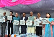 राष्ट्रीय सहारा देहरादून के 12वें स्थापना दिवस समारोह में पहुंचे सीएम त्रिवेंद्र ने अतिथि सम्पादक के रूप में प्रमुख समाचारों का अवलोकन किया rashtriya-sahara-foundation