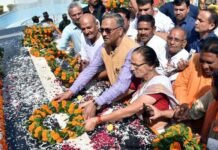 सीएम त्रिवेन्द्र रावत ने रामपुर तिराहा, मुजफ्फरनगर में शहीद स्मारक पर राज्य आन्दोलकारी शहीदों को श्रद्धासुमन अर्पित किये। state-agitating-martyrs