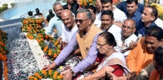 सीएम त्रिवेन्द्र रावत ने रामपुर तिराहा, मुजफ्फरनगर में शहीद स्मारक पर राज्य आन्दोलकारी शहीदों को श्रद्धासुमन अर्पित किये। state-agitating-martyrs
