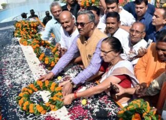 सीएम त्रिवेन्द्र रावत ने रामपुर तिराहा, मुजफ्फरनगर में शहीद स्मारक पर राज्य आन्दोलकारी शहीदों को श्रद्धासुमन अर्पित किये। state-agitating-martyrs