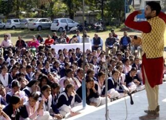 बैकुण्ठ चतुर्दशी मेले के अंतर्गत स्पीक मैके के तहत नगर भर में बच्चों को दी गयी कथक नृत्य की जानकारी Kathak-dance-speak-mckay