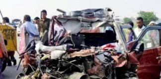 आगरा-लखनऊ एक्सप्रेसवे पर भीषण हादसा, ट्रक से टकराई कार, 4 लोगों की मौत car-accident-agra-expressway