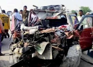 आगरा-लखनऊ एक्सप्रेसवे पर भीषण हादसा, ट्रक से टकराई कार, 4 लोगों की मौत car-accident-agra-expressway