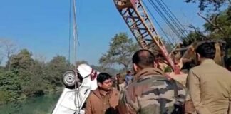शादी में शामिल होने पौड़ी जा रहे युवकों की कार नहर में समाई, 4 लापता