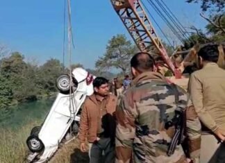 शादी में शामिल होने पौड़ी जा रहे युवकों की कार नहर में समाई, 4 लापता