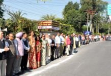 पॉलीथीन के खिलाफ देहरादून में एक लाख लोगों ने बनाई 50 किमी लंबी मानव श्रंखला human chain against polythene in Dehradun