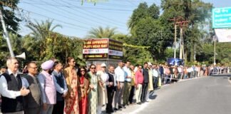 पॉलीथीन के खिलाफ देहरादून में एक लाख लोगों ने बनाई 50 किमी लंबी मानव श्रंखला human chain against polythene in Dehradun