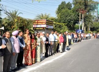 पॉलीथीन के खिलाफ देहरादून में एक लाख लोगों ने बनाई 50 किमी लंबी मानव श्रंखला human chain against polythene in Dehradun