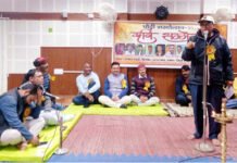 पौड़ी शरदोत्सव : लेखि पढ़ियालि हमुन पण, सच गुणी नि जाणी रे, रिटणी रै जिन्दगी उन्नि, पर उमर बूणी नि जाणी रे kavi-sammelan-pauri