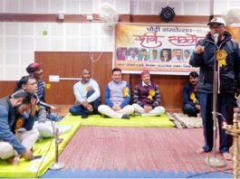 पौड़ी शरदोत्सव : लेखि पढ़ियालि हमुन पण, सच गुणी नि जाणी रे, रिटणी रै जिन्दगी उन्नि, पर उमर बूणी नि जाणी रे kavi-sammelan-pauri