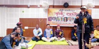 पौड़ी शरदोत्सव : लेखि पढ़ियालि हमुन पण, सच गुणी नि जाणी रे, रिटणी रै जिन्दगी उन्नि, पर उमर बूणी नि जाणी रे kavi-sammelan-pauri