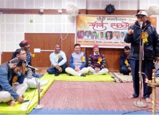 पौड़ी शरदोत्सव : लेखि पढ़ियालि हमुन पण, सच गुणी नि जाणी रे, रिटणी रै जिन्दगी उन्नि, पर उमर बूणी नि जाणी रे kavi-sammelan-pauri