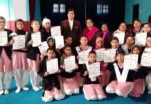 संस्कृत छात्र प्रतियोगिताओं में राज्य स्तर पर उत्कृष्ट प्रदर्शन करने वाली टीमों को संयोजक डॉक्टर घिल्डियाल ने किया पुरस्कृत sanskrit-students