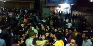 श्रीनगर: श्रीकोट में मेडिकल कॉलेज की छात्राओं पर हरियाणा के युवकों द्वारा फब्तियां कसने पर हुआ हंगामा srinagar-medical-college
