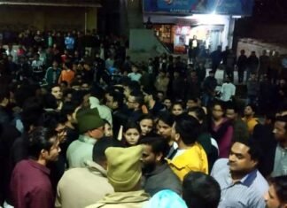 श्रीनगर: श्रीकोट में मेडिकल कॉलेज की छात्राओं पर हरियाणा के युवकों द्वारा फब्तियां कसने पर हुआ हंगामा srinagar-medical-college