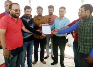 एक माह से धरने पर बैठे आयुर्वेद छात्रों को मिला उत्तराखंड वेब मीडिया एसोसिएशन का समर्थन web-media-association