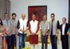 सीएम त्रिवेन्द्र ने मुम्बई में फिल्म जगत की नामचीन हस्तियों से मुलाकात कर उन्हें कण्डाली की जैकेट भेंट की Kandali jacket