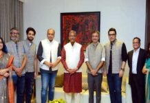 सीएम त्रिवेन्द्र ने मुम्बई में फिल्म जगत की नामचीन हस्तियों से मुलाकात कर उन्हें कण्डाली की जैकेट भेंट की Kandali jacket