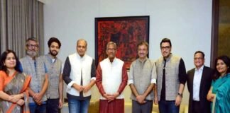 सीएम त्रिवेन्द्र ने मुम्बई में फिल्म जगत की नामचीन हस्तियों से मुलाकात कर उन्हें कण्डाली की जैकेट भेंट की Kandali jacket