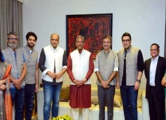 सीएम त्रिवेन्द्र ने मुम्बई में फिल्म जगत की नामचीन हस्तियों से मुलाकात कर उन्हें कण्डाली की जैकेट भेंट की Kandali jacket