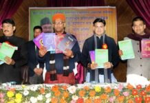 कुमाऊँ मण्डल के स्कूलों में 5वीं तक के पाठ्यक्रम में कुमाऊंनी पुस्तकें धगुलि, हंसुलि, छुबकि..हुई शामिल, सीएम त्रिवेन्द्र ने किया विमोचन Kumaoni books Dhaguli Hansuli