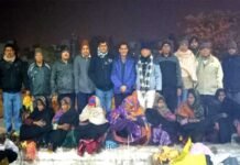 क्रिसमस डे पर उत्तराखंड समिति के सदस्यों ने फुटपाथ पर सो रहे बेसहारा लोगों को बांटे कम्बल और गर्म कपड़े blanket-distribution-greno